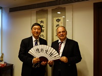 Prof. Joseph Sung presents a gift to Prof. Heinz Engl, Rector, University of Vienna (right).